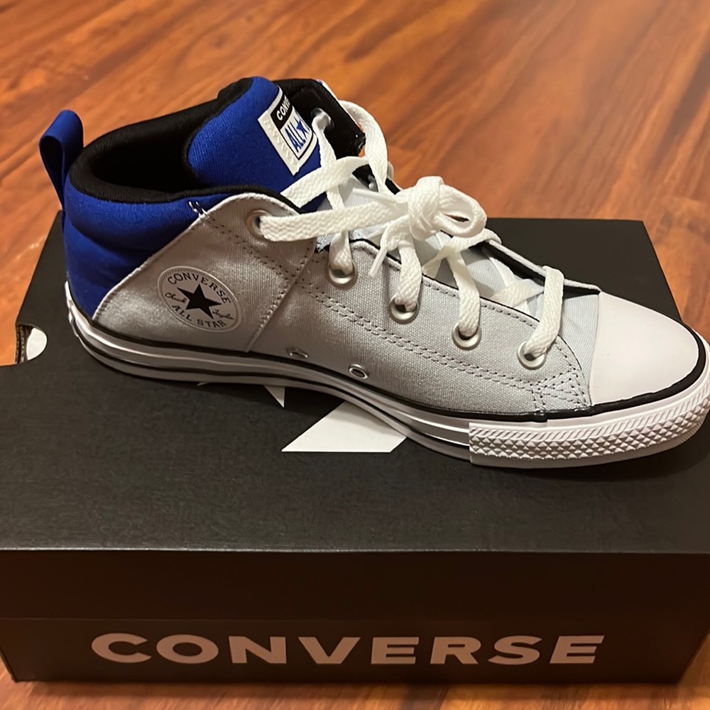 NWT Converse CTAS Axel Mid Boys Size 7